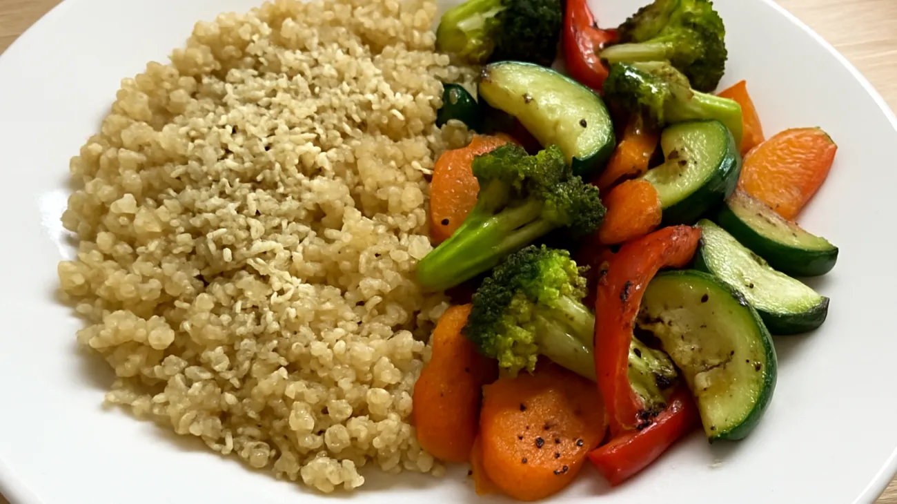 Quinoa con semi di canapa e verdure saltate"