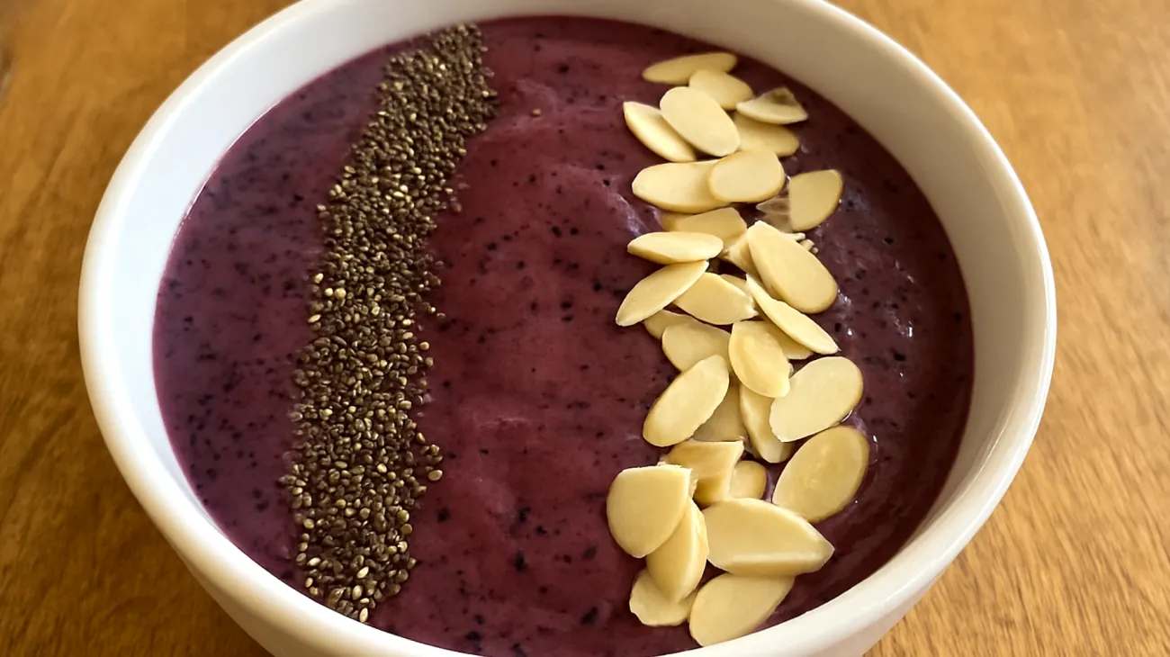 Smoothie bowl ai mirtilli con semi di chia e mandorle"