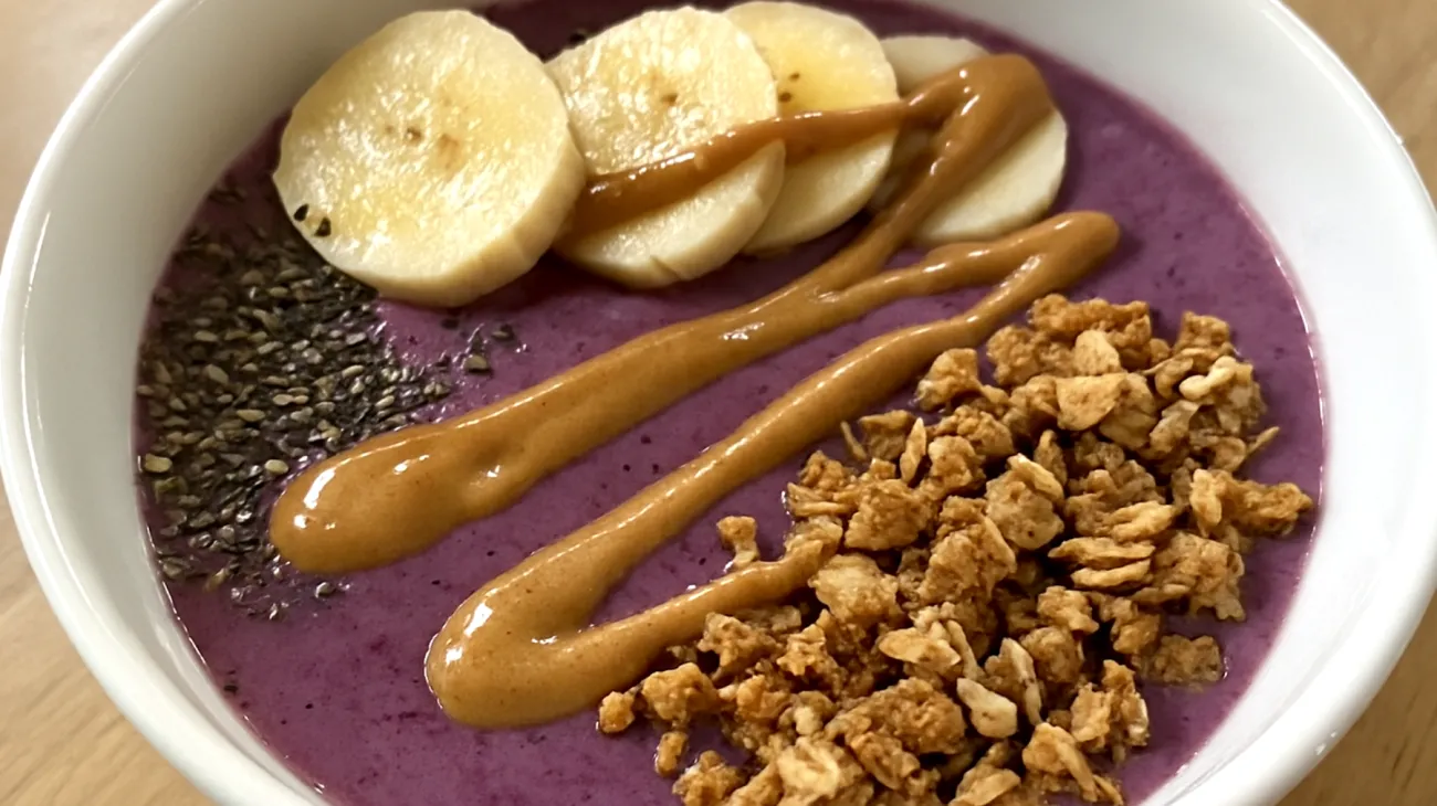 Smoothie bowl con semi di chia, banana, proteine vegetali e burro di mandorle"