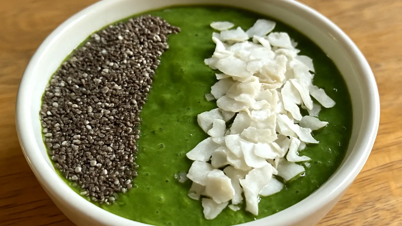 Smoothie bowl con semi di chia, spirulina e kefir di cocco"