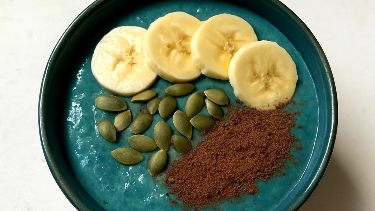 Smoothie bowl con spirulina, banana, semi di zucca e cacao crudo"