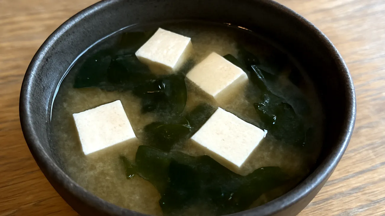 Zuppa di miso con alga wakame e tofu"