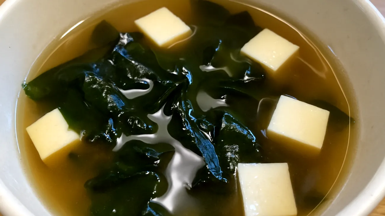 Zuppa di miso con alghe wakame e tofu"