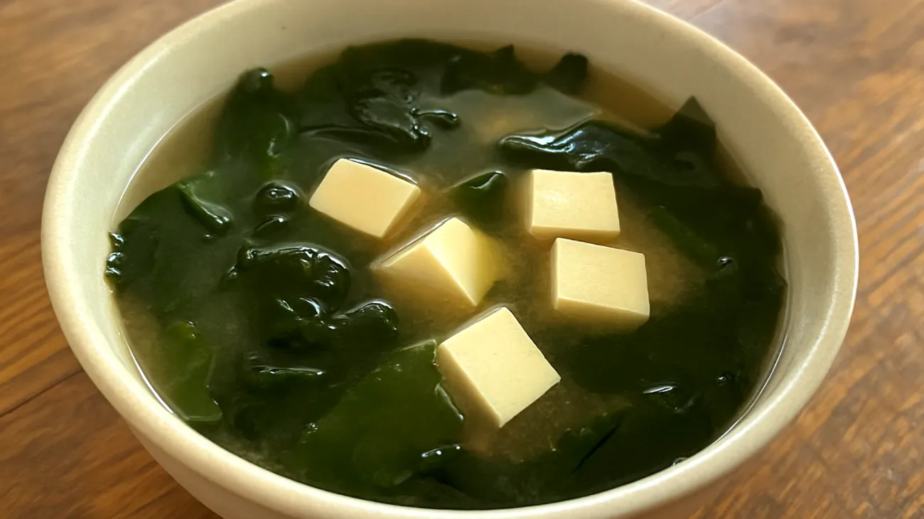 Zuppa di miso con alghe wakame e tofu"