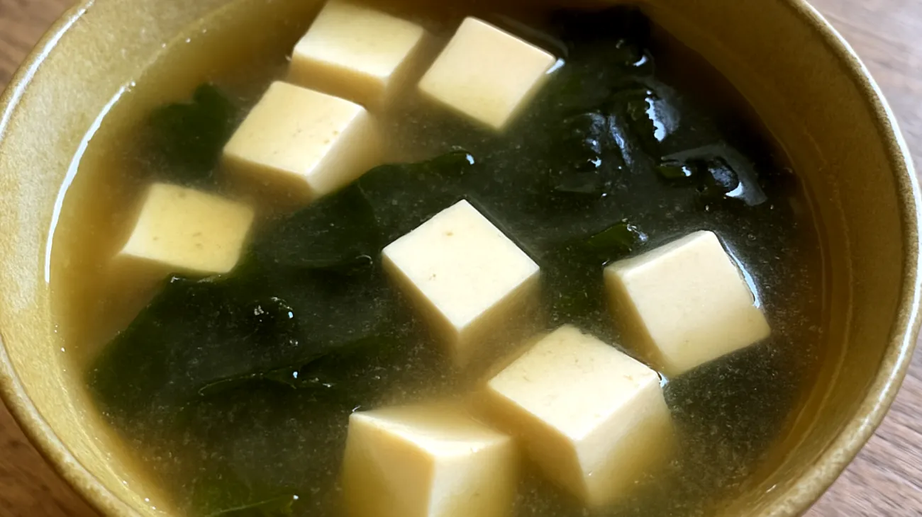 Zuppa di miso con wakame e tofu"