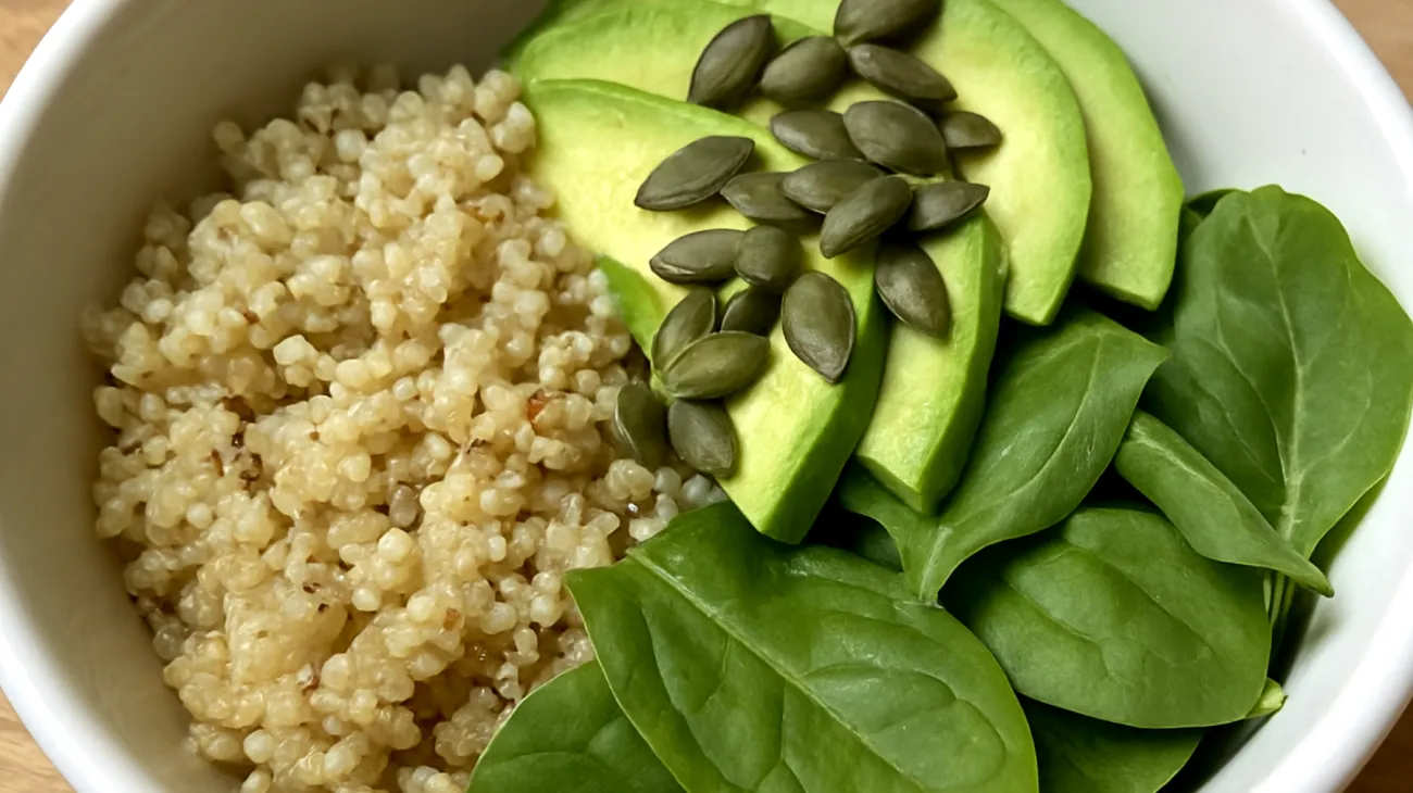 Bowl di quinoa con semi di zucca, avocado e spinaci baby"