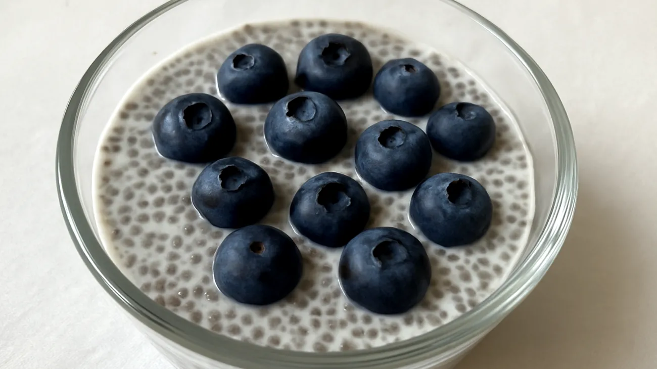 Budino di chia con latte di mandorla e mirtilli"