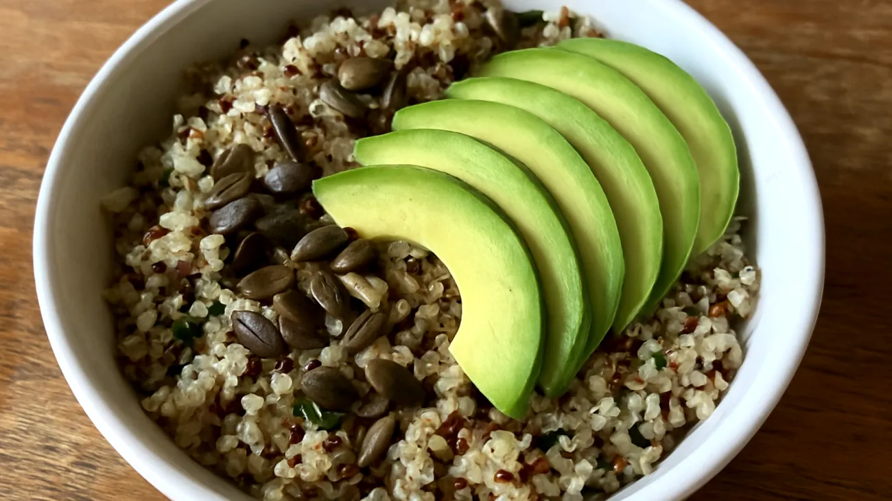 Insalata di quinoa con semi di zucca e avocado"