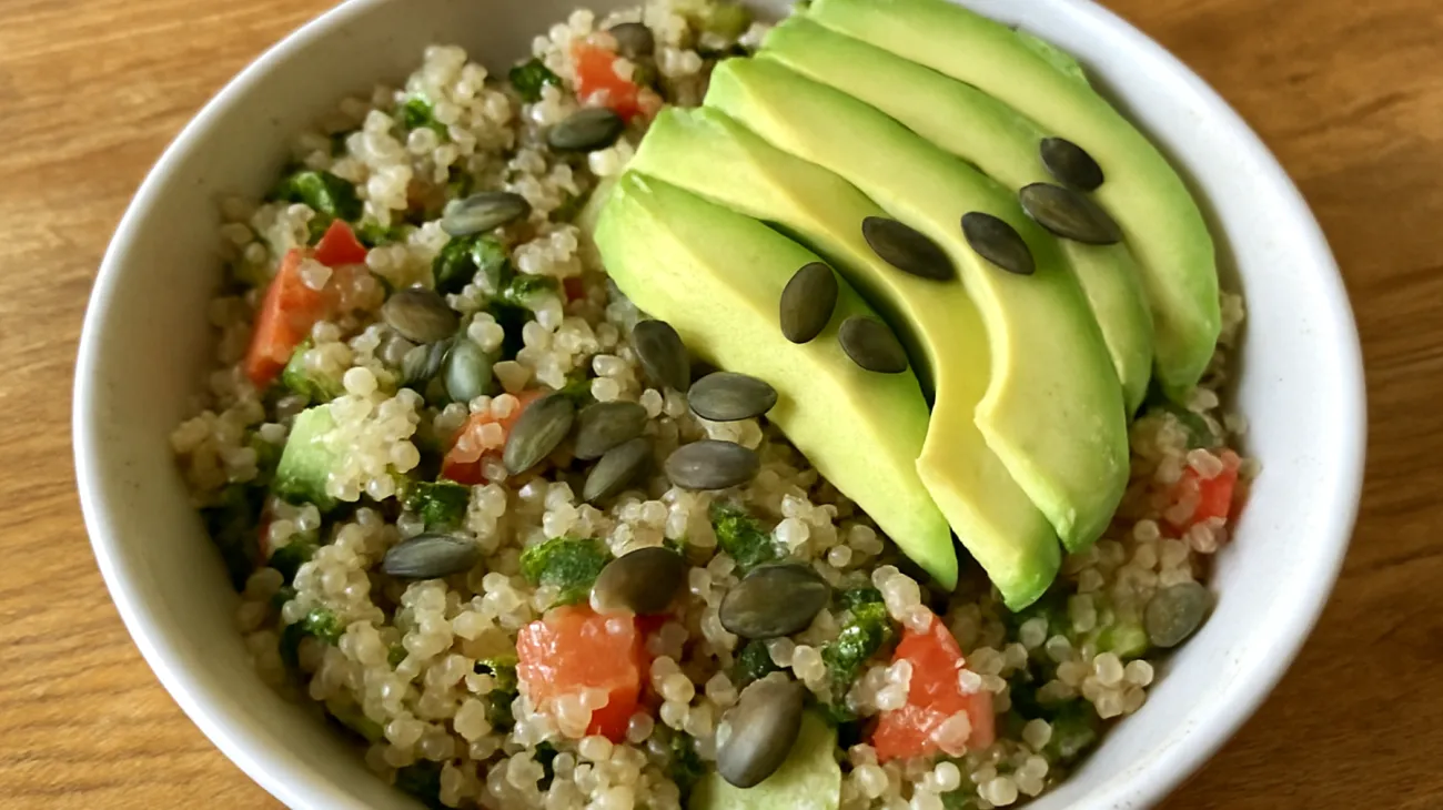 Insalata di quinoa con semi di zucca e avocado"