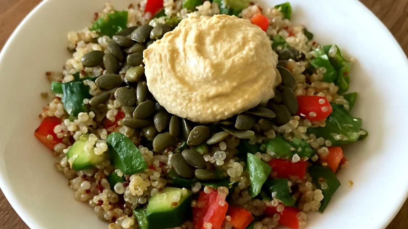 Insalata di quinoa con semi di zucca e hummus"