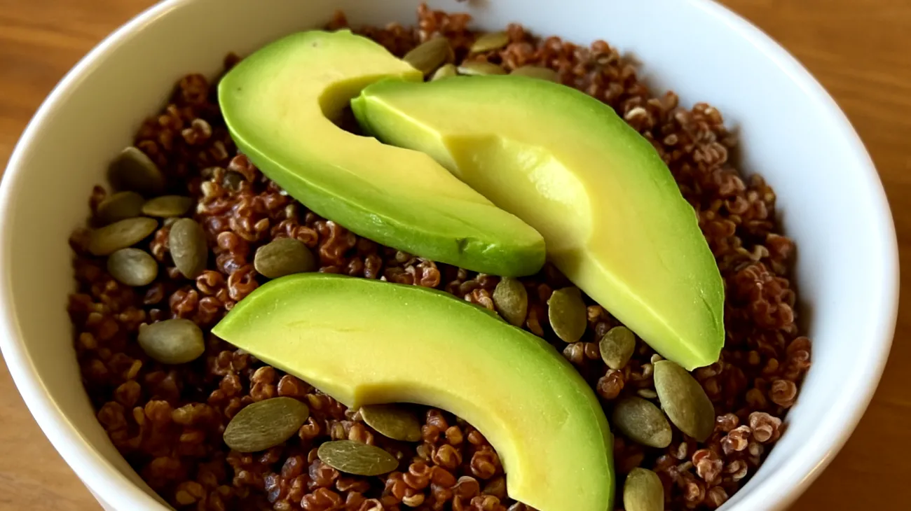 Insalata di quinoa rossa con semi di zucca e avocado"