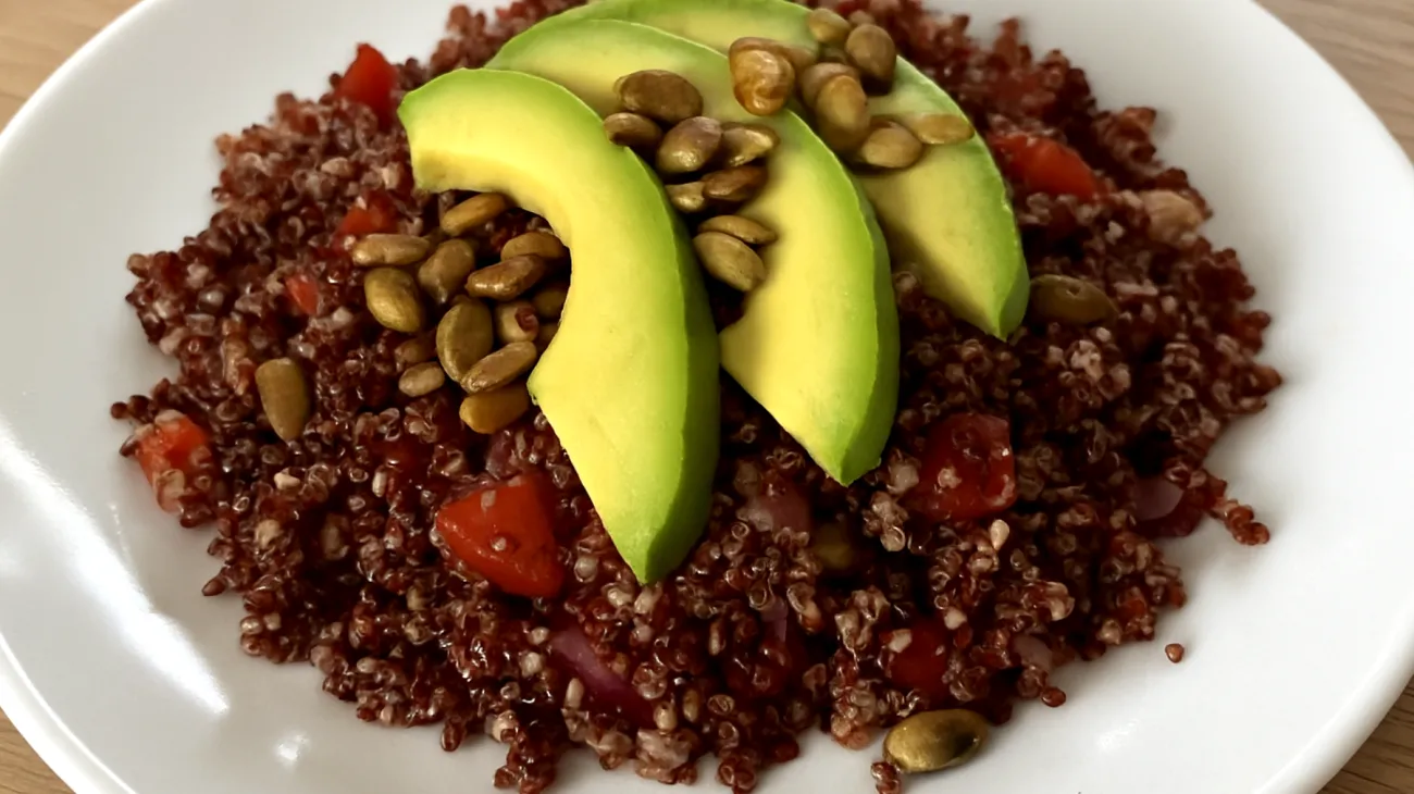 Insalata di quinoa rossa con semi di zucca e avocado"