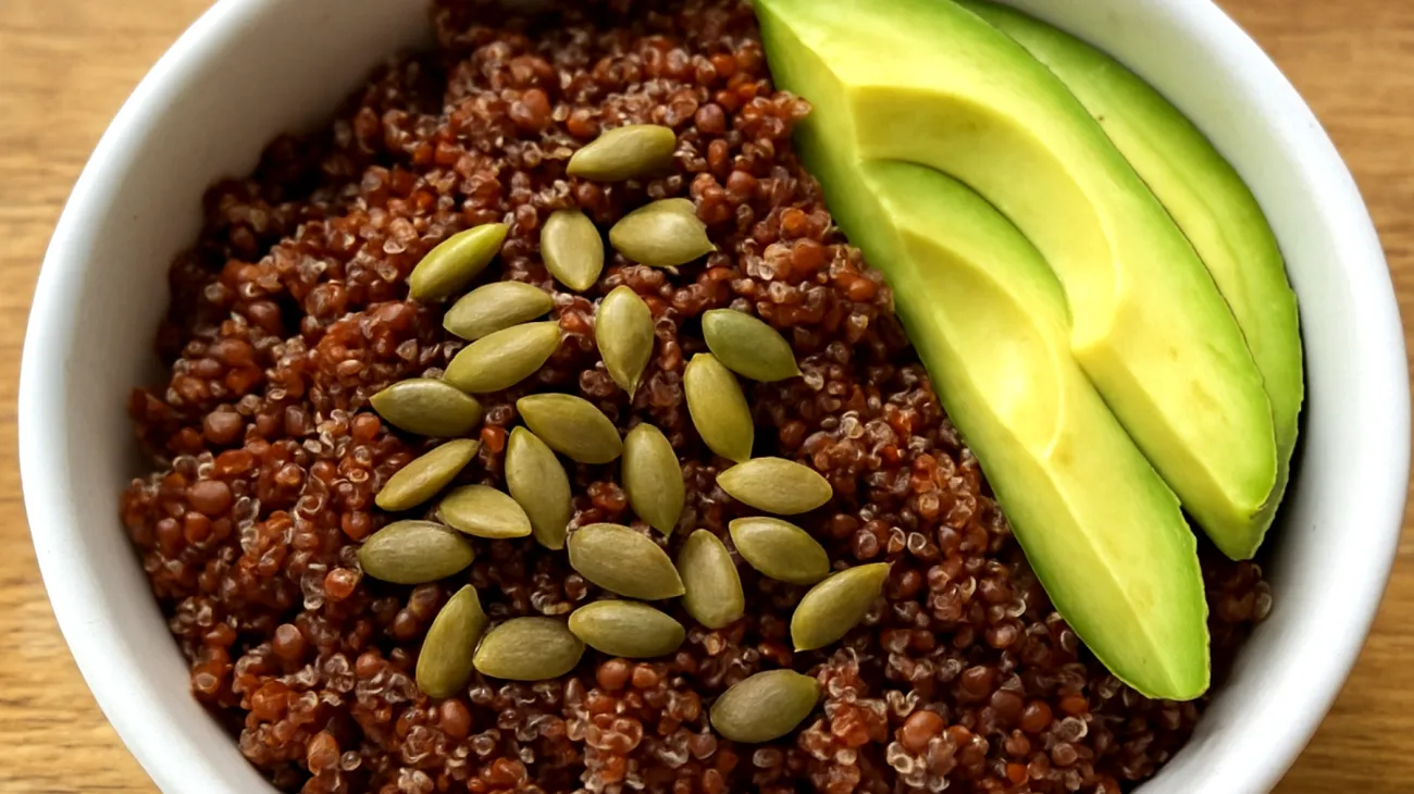 Insalata di quinoa rossa con semi di zucca e avocado"