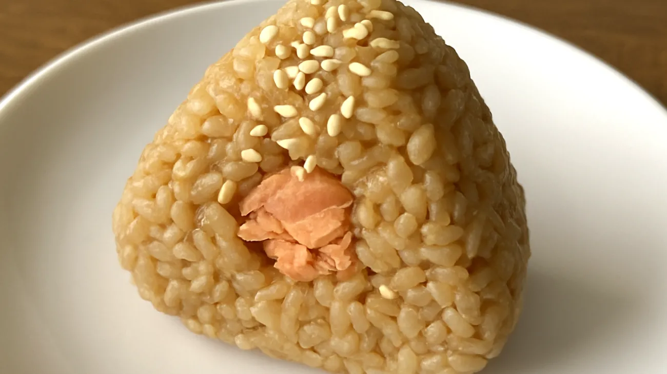 Onigiri con riso integrale, salmone e semi di sesamo"