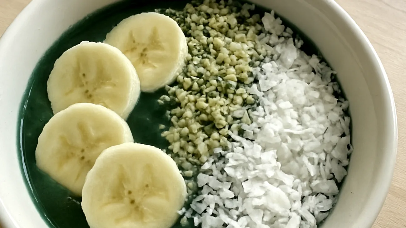 Smoothie bowl con spirulina, banana, semi di canapa e cocco"