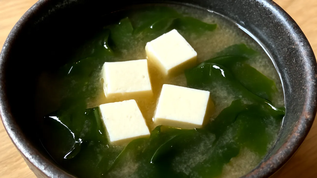 Zuppa di miso con alga wakame e tofu"