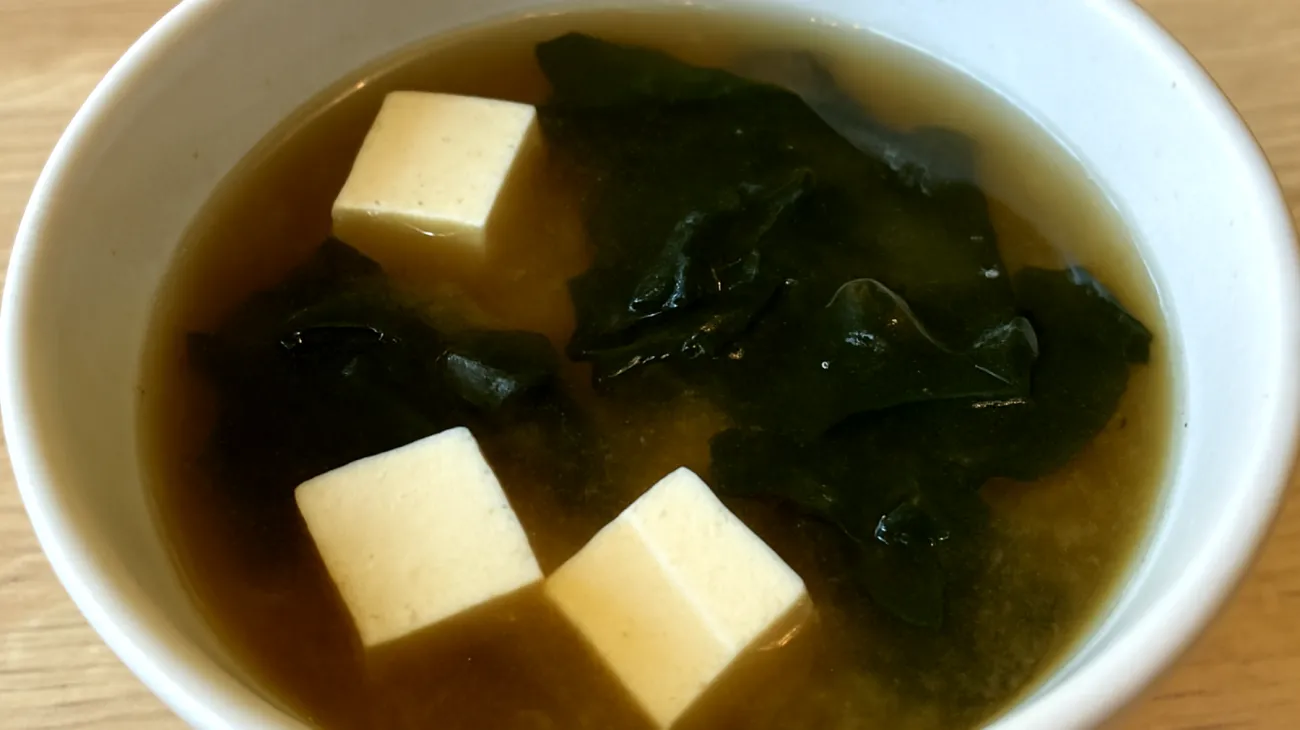 Zuppa di miso con alghe wakame e tofu"