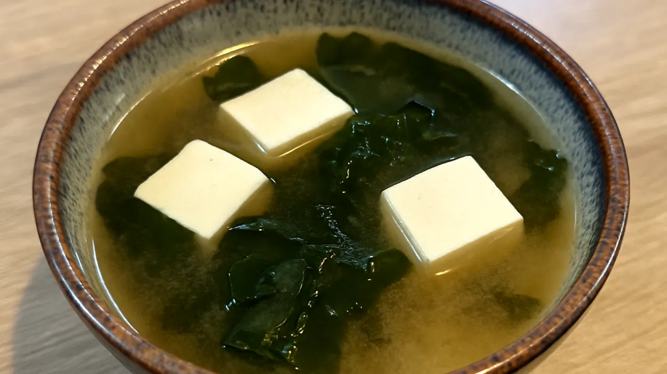 Zuppa di miso con wakame e tofu"