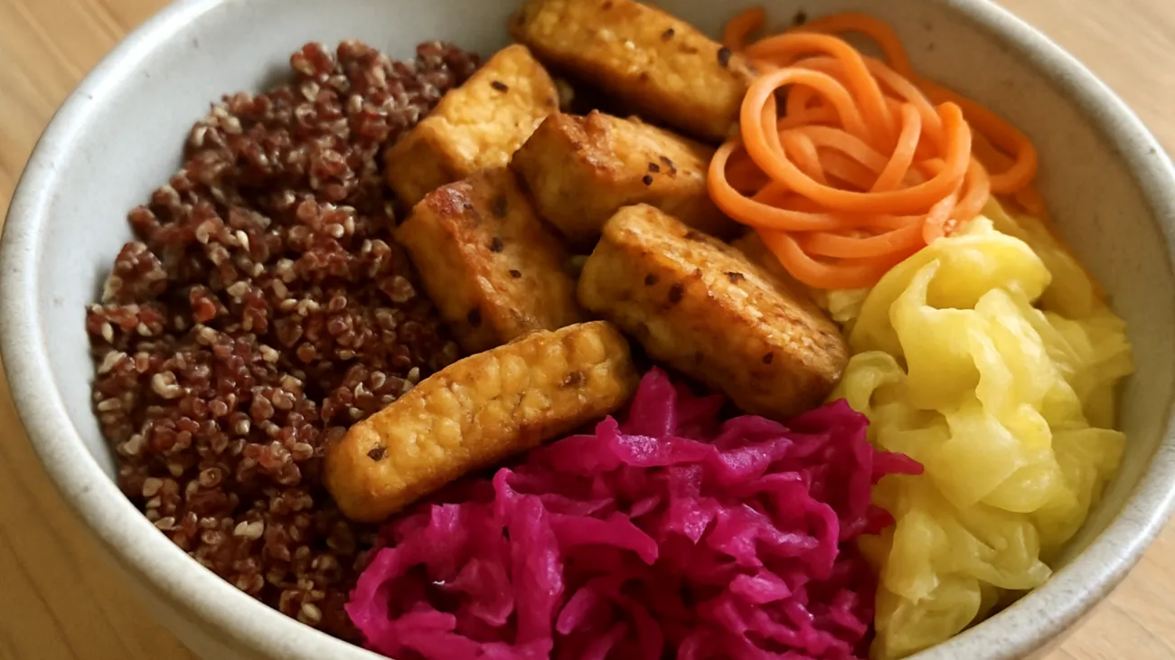 Buddha bowl con quinoa rossa, tempeh marinato e verdure fermentate"