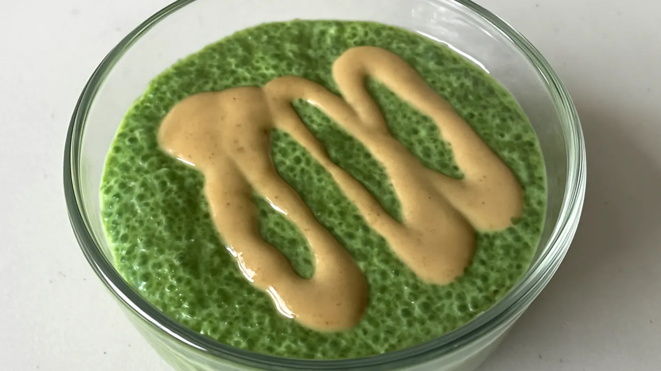 Budino di semi di chia con spirulina e burro di tahini"