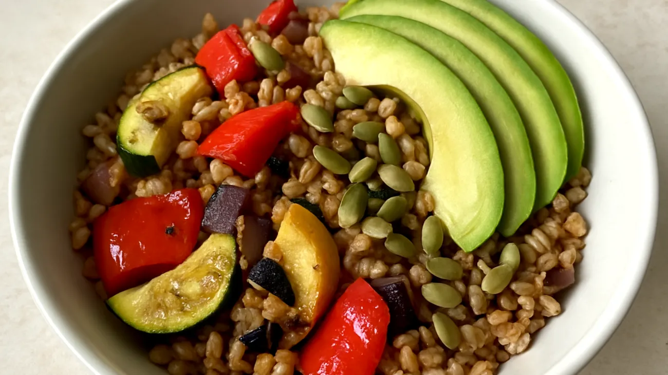 Insalata di farro con verdure grigliate, avocado e semi di zucca"