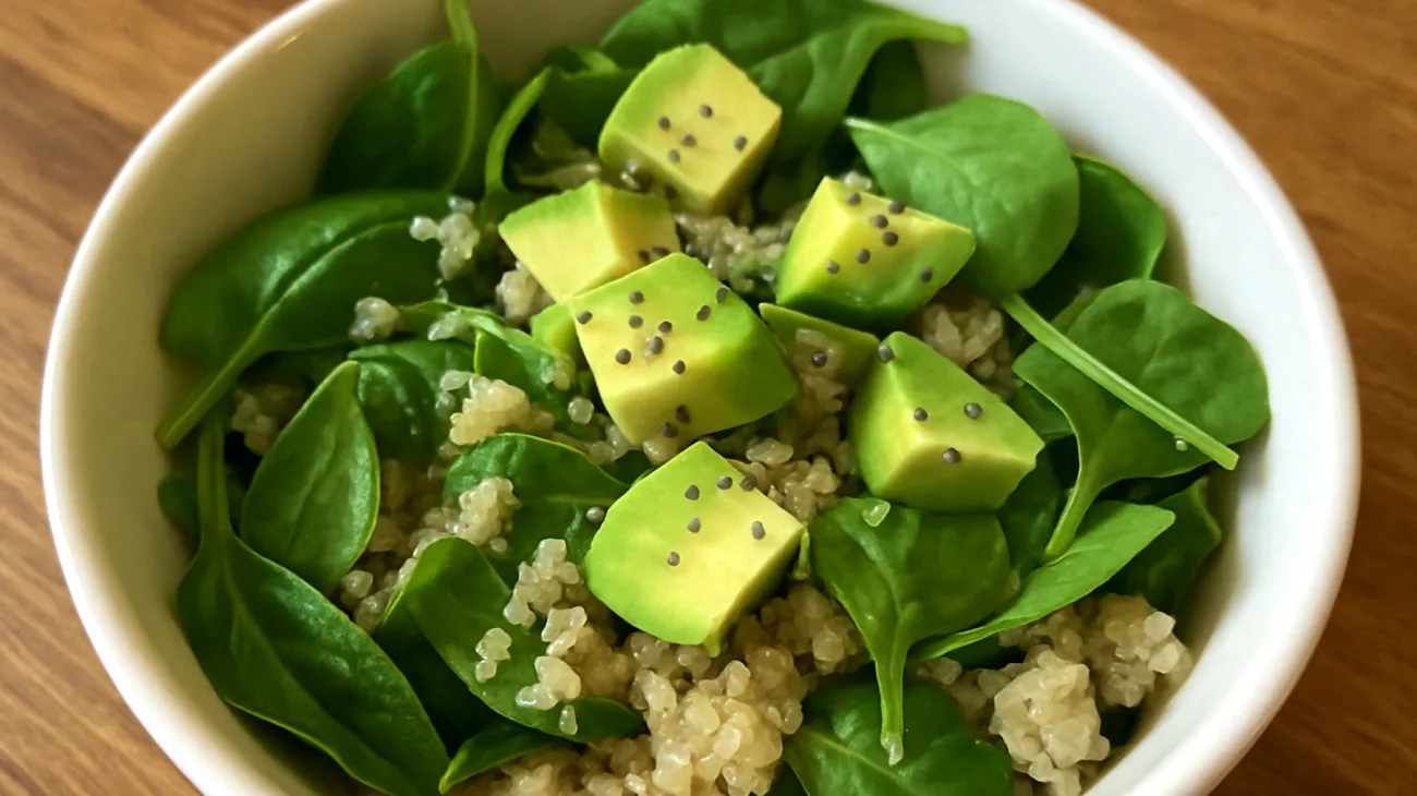 Insalata di quinoa con semi di chia, spinaci baby e avocado"