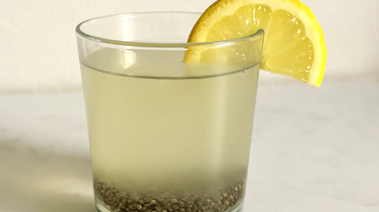 Kefir d'acqua con semi di chia e limone"
