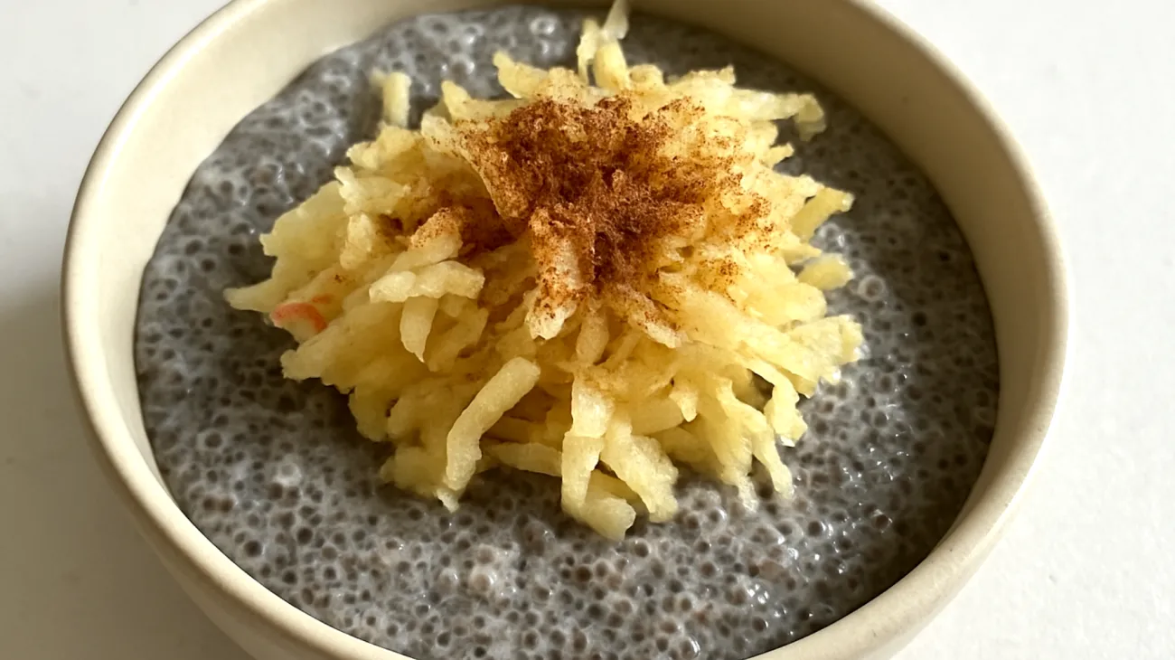 Pudding di semi di chia con mela grattugiata e cannella"