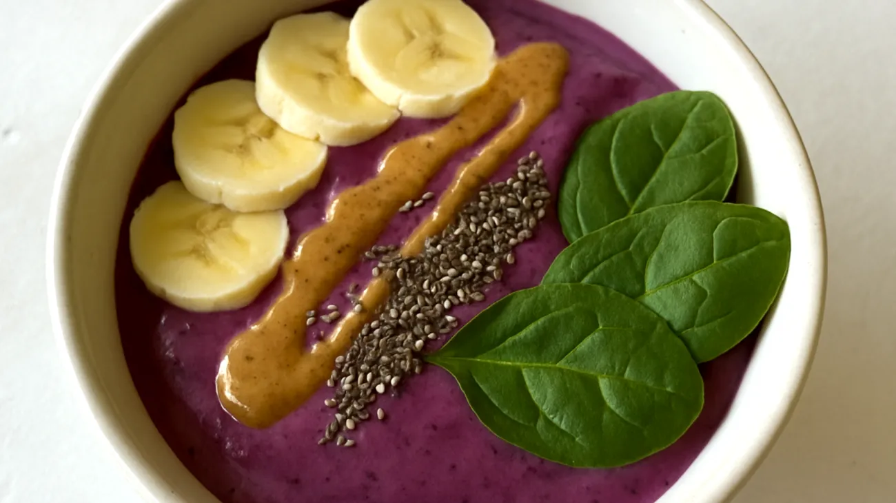 Smoothie bowl con semi di chia, banana, spinaci freschi e burro di mandorle"