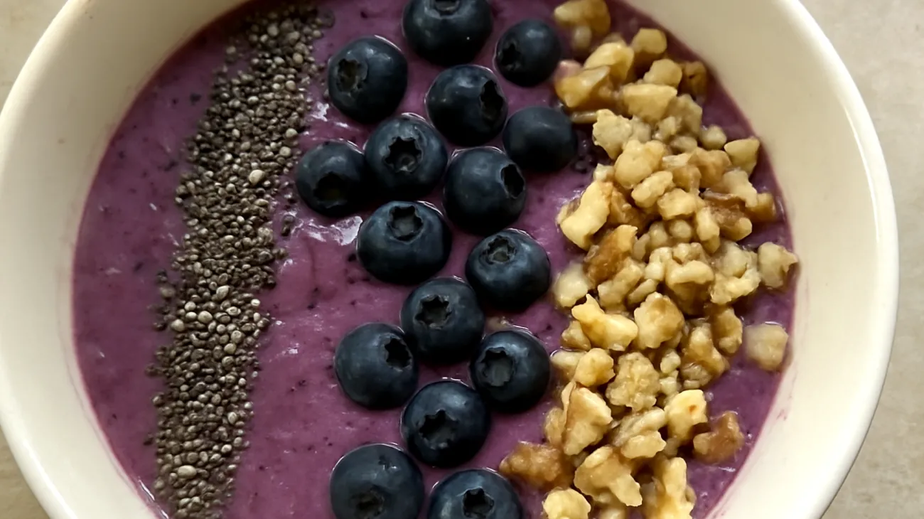 Smoothie bowl con semi di chia, mirtilli e noci"