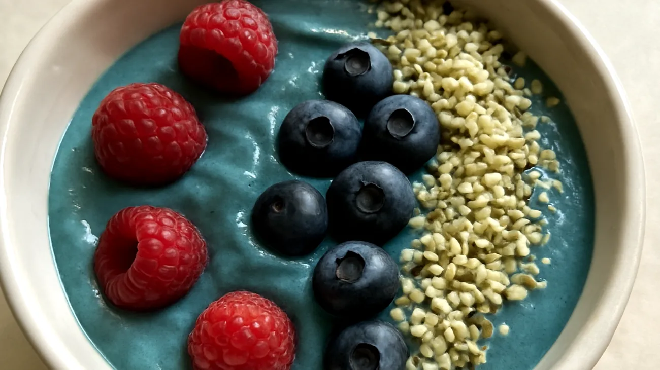 Smoothie bowl con spirulina, semi di canapa e frutti di bosco"