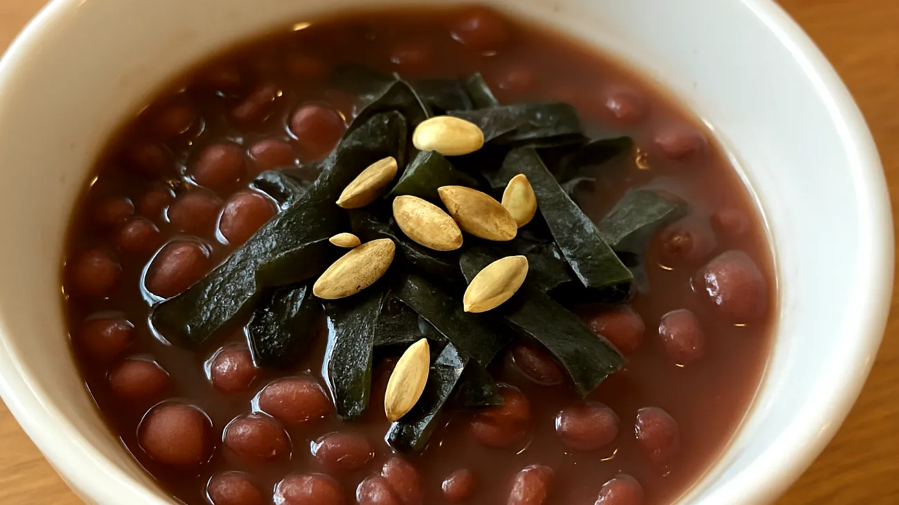 Zuppa di fagioli azuki con alghe wakame e semi di zucca"