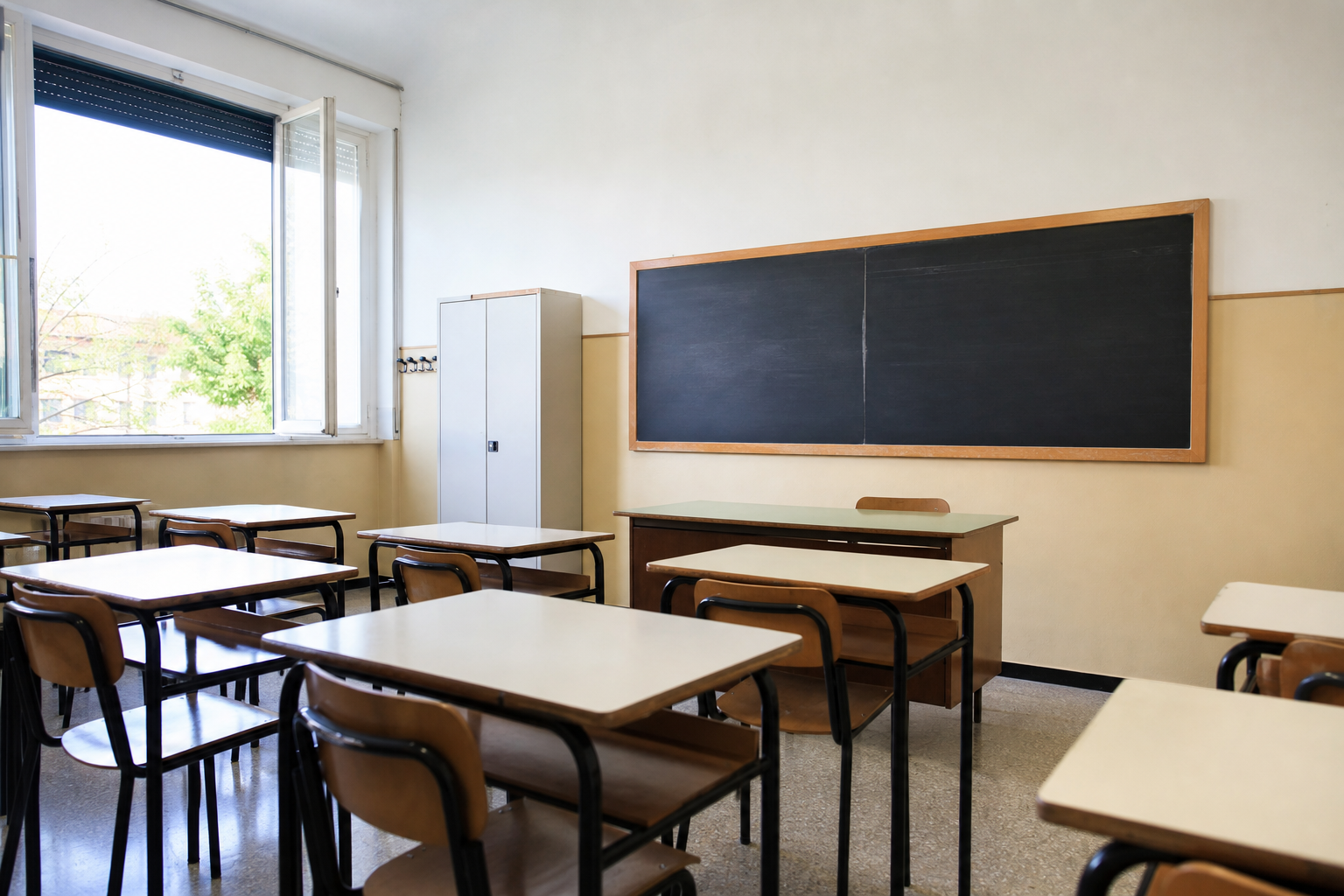 Striscione 'L'Italia agli italiani' del liceo Monti di Cesena sul palco di Vannacci: Sasso lancia la sfida per settembre